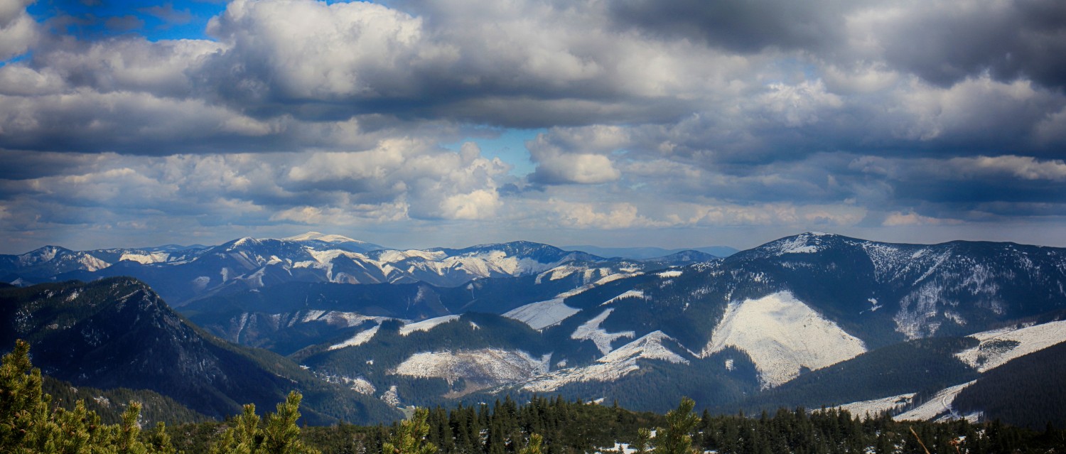 Nízke_Tatry_-_Krakova_hoľa_30.4_(152)_panorama.jpg