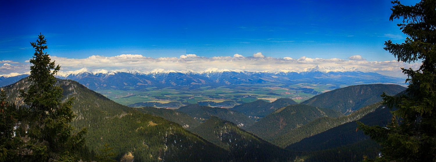 Nízke_Tatry_-_Krakova_hoľa_30.4_(84)_panorama.jpg