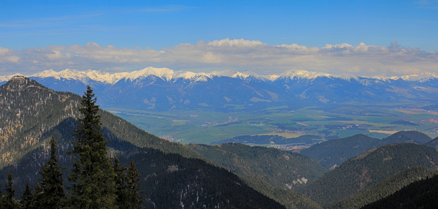 Nízke_Tatry_-_Krakova_hoľa_30.4_(98)_panorama.jpg