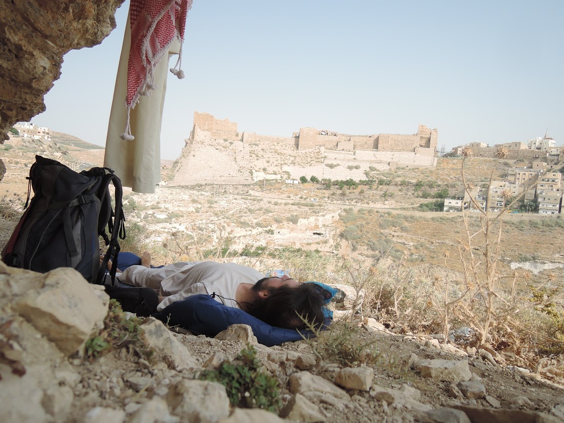 13-Nocleh na kopci u města Karak, před zadržením jordánaskou policií