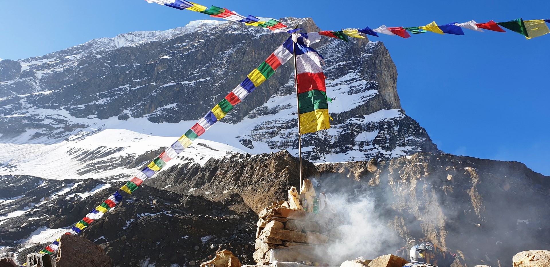 13-Puja-a-náš-chorten-v-základnom-tábore-pod-stenou-SZ-hrebeňa.